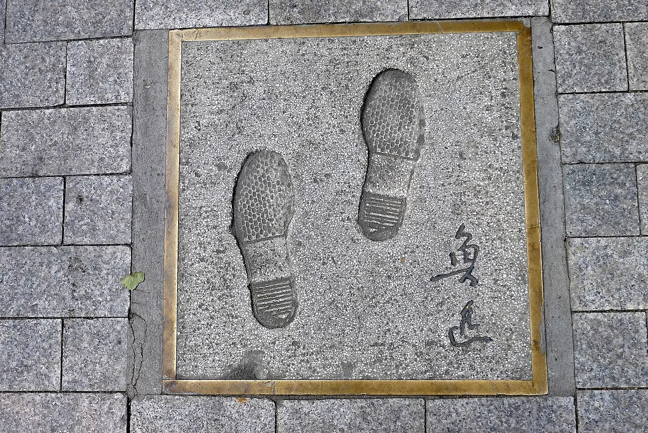 上海多伦路文化名人街鲁迅足印