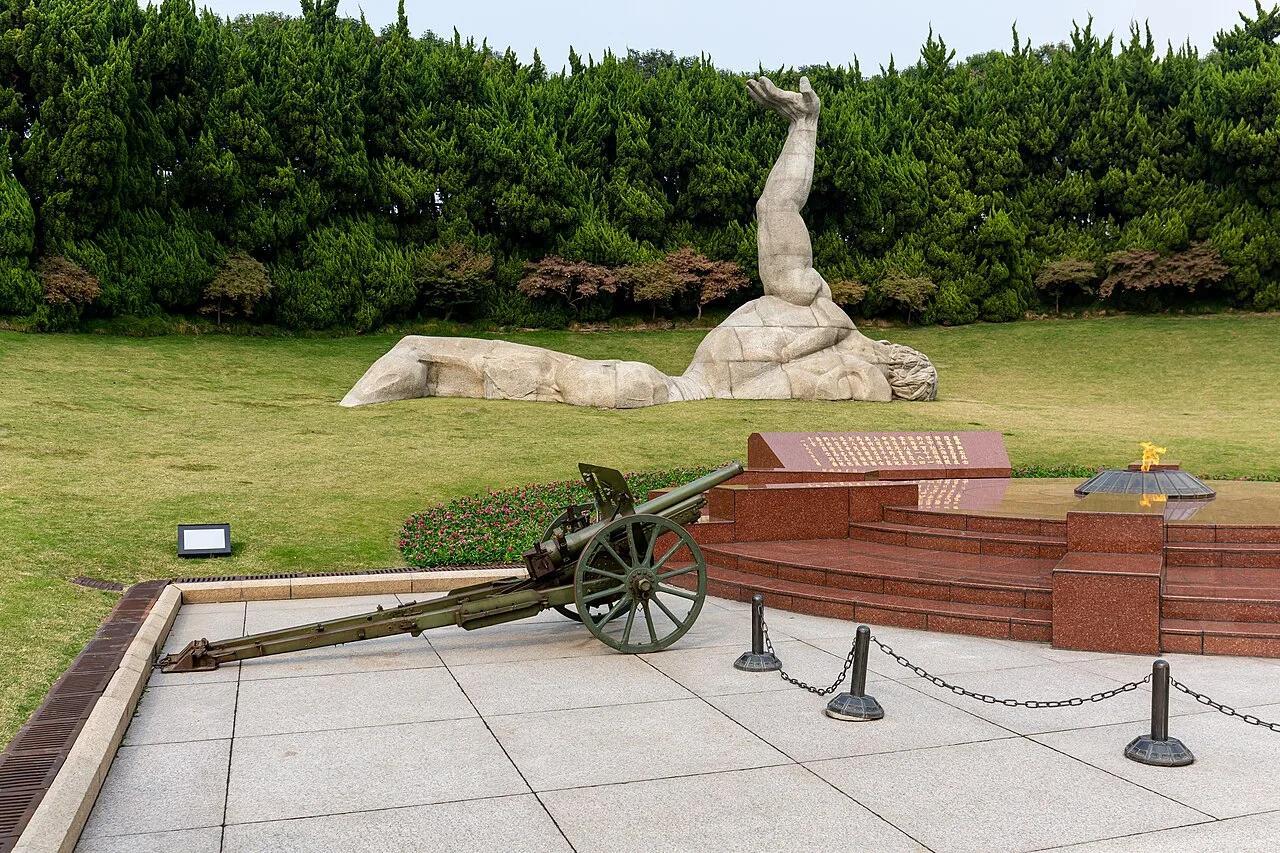 20191113 Longhua Martyrs Cemetery statue-46