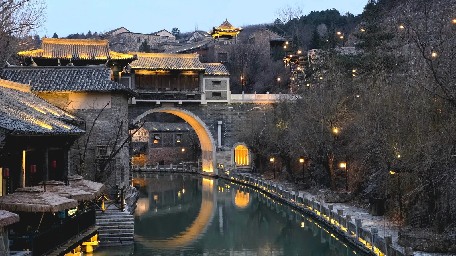 古北水镇桥梁及水巷实景。