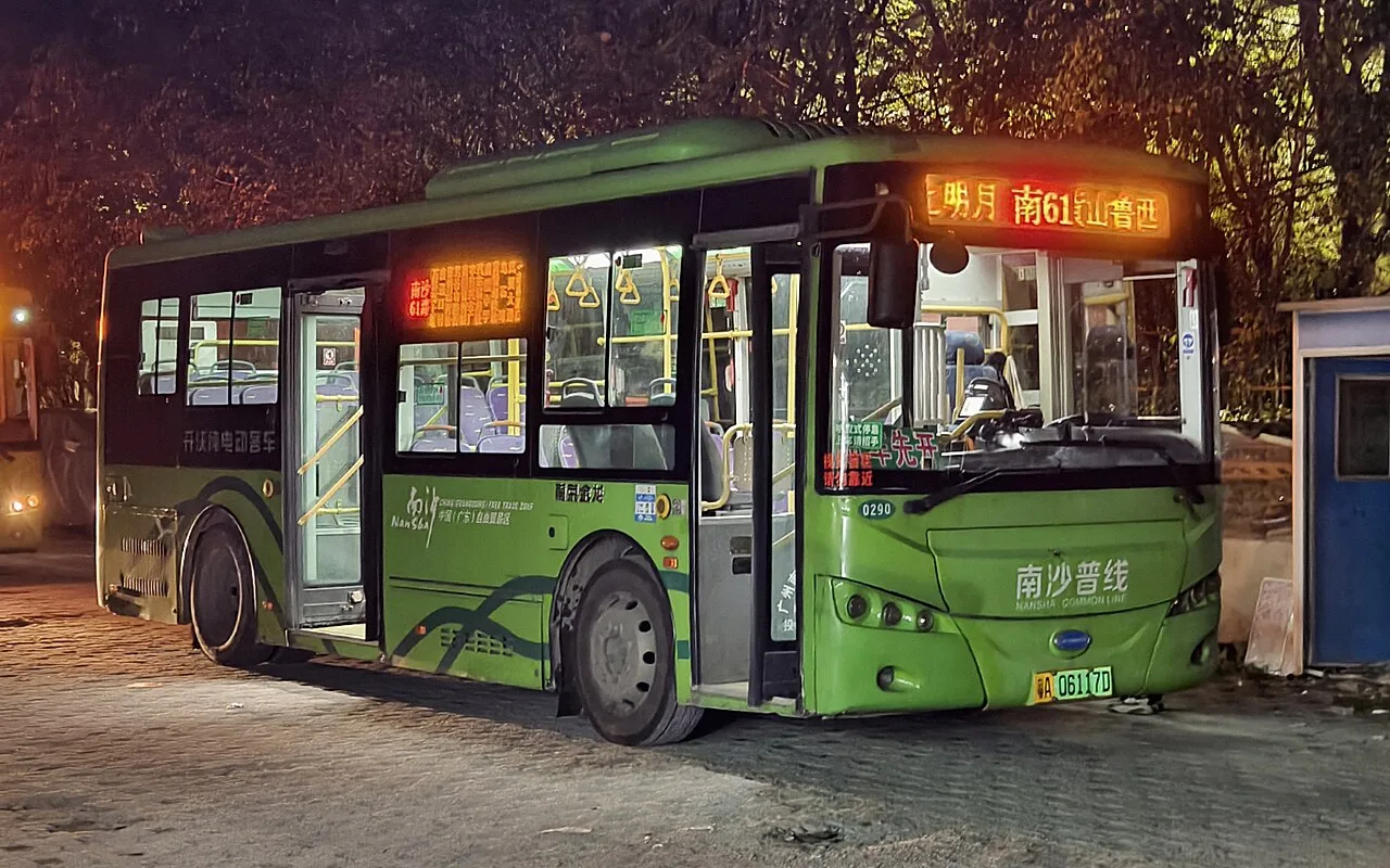 06117D at Huangshanlu Forest Park West Entrance