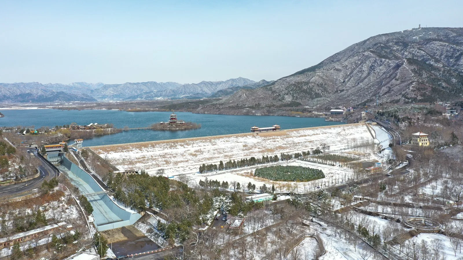 雪后昌平明十三陵水库实景。