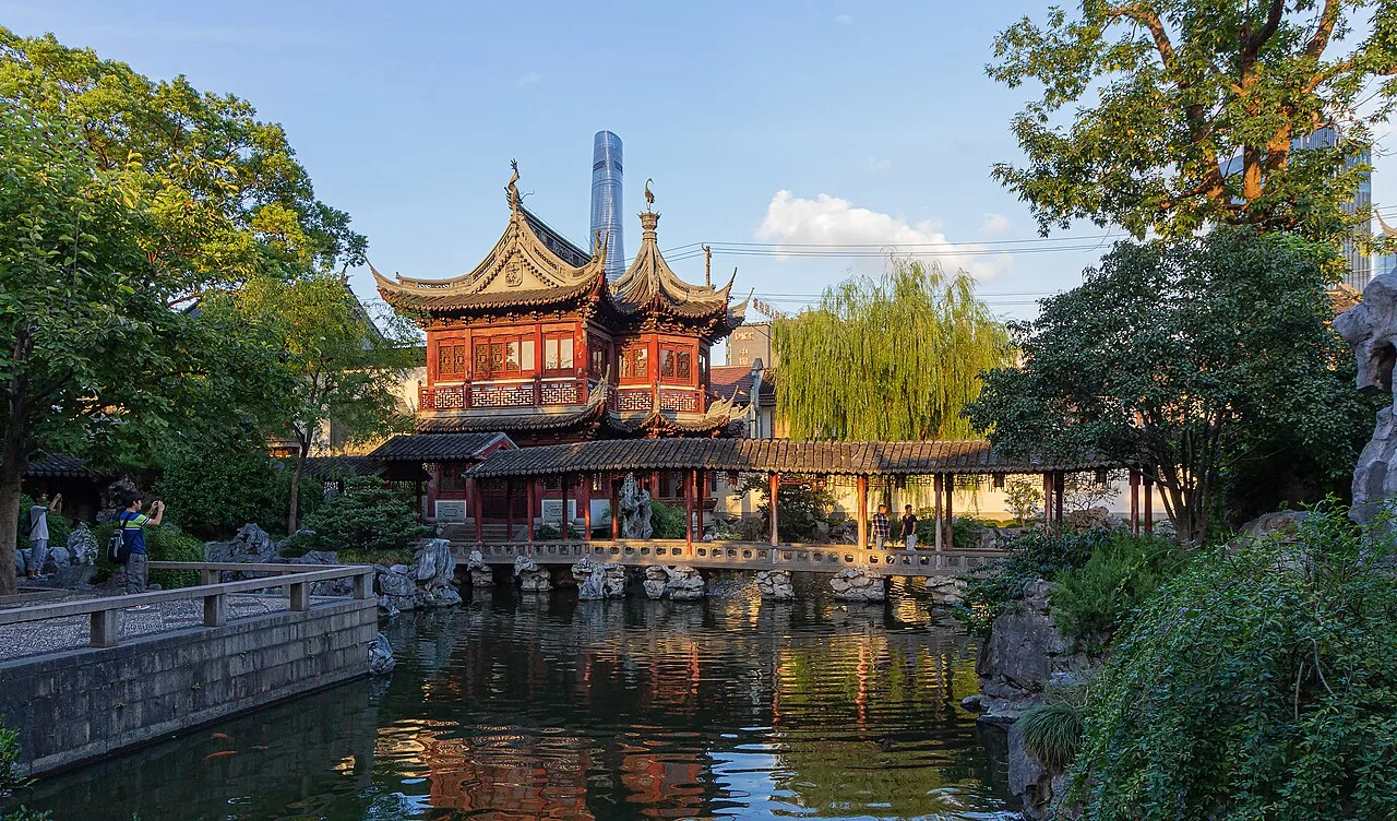 豫园园林内景,亭台水石与九曲桥