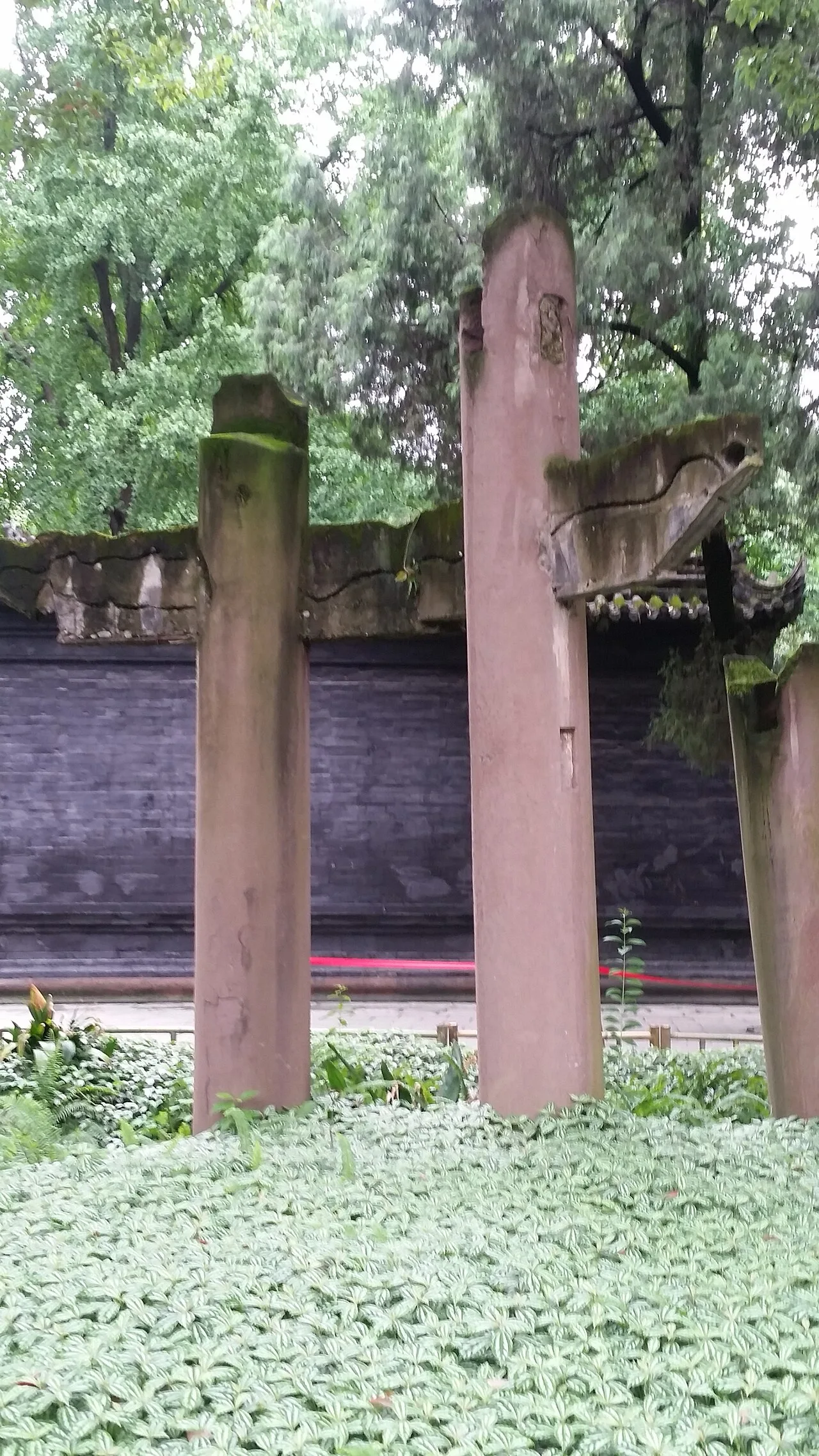 Support structures at Wuhou Memorial Tem