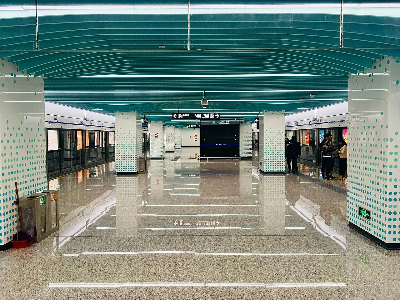 成都地铁兴隆湖站站台正视