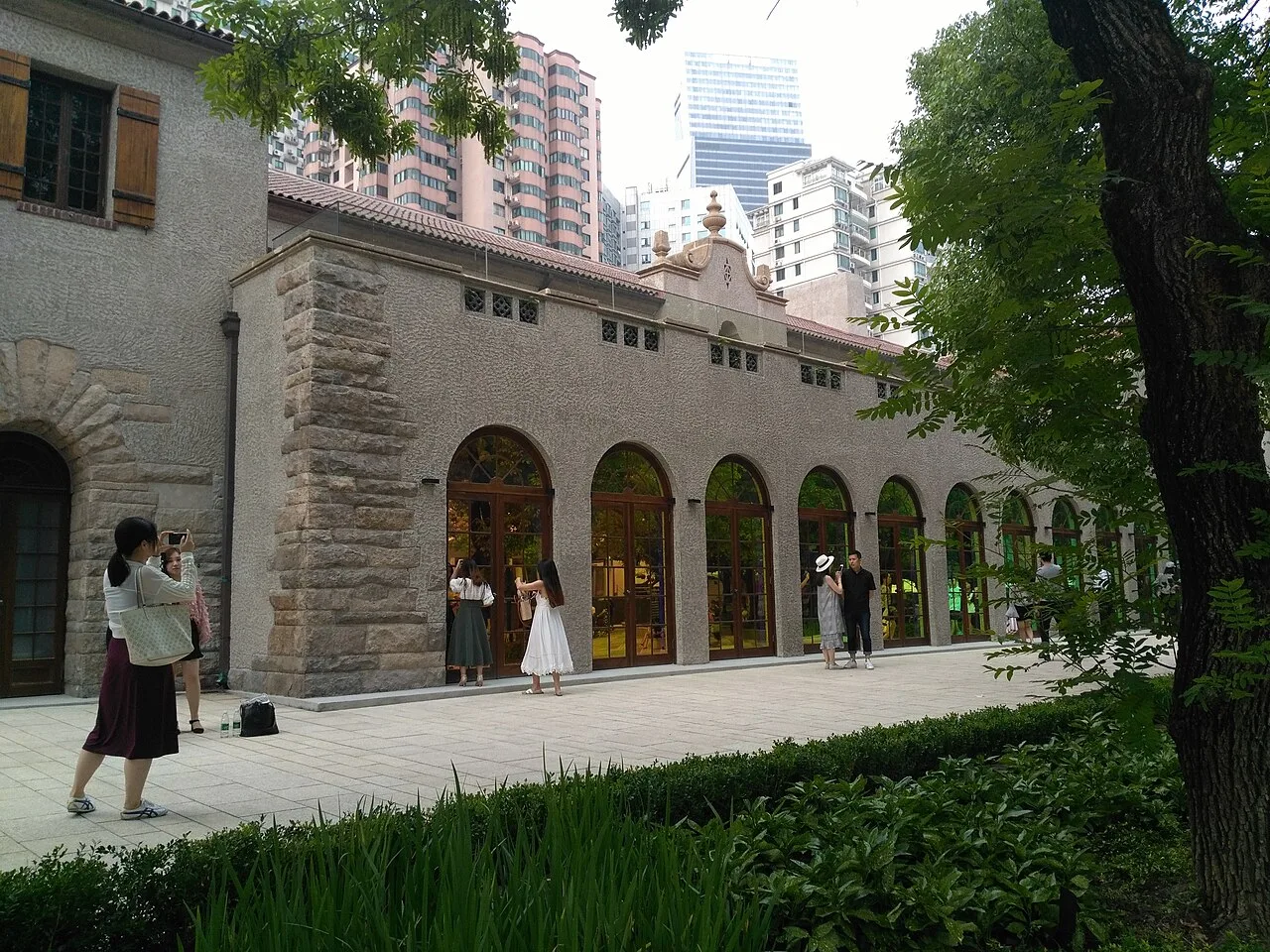 Columbia Circle 16