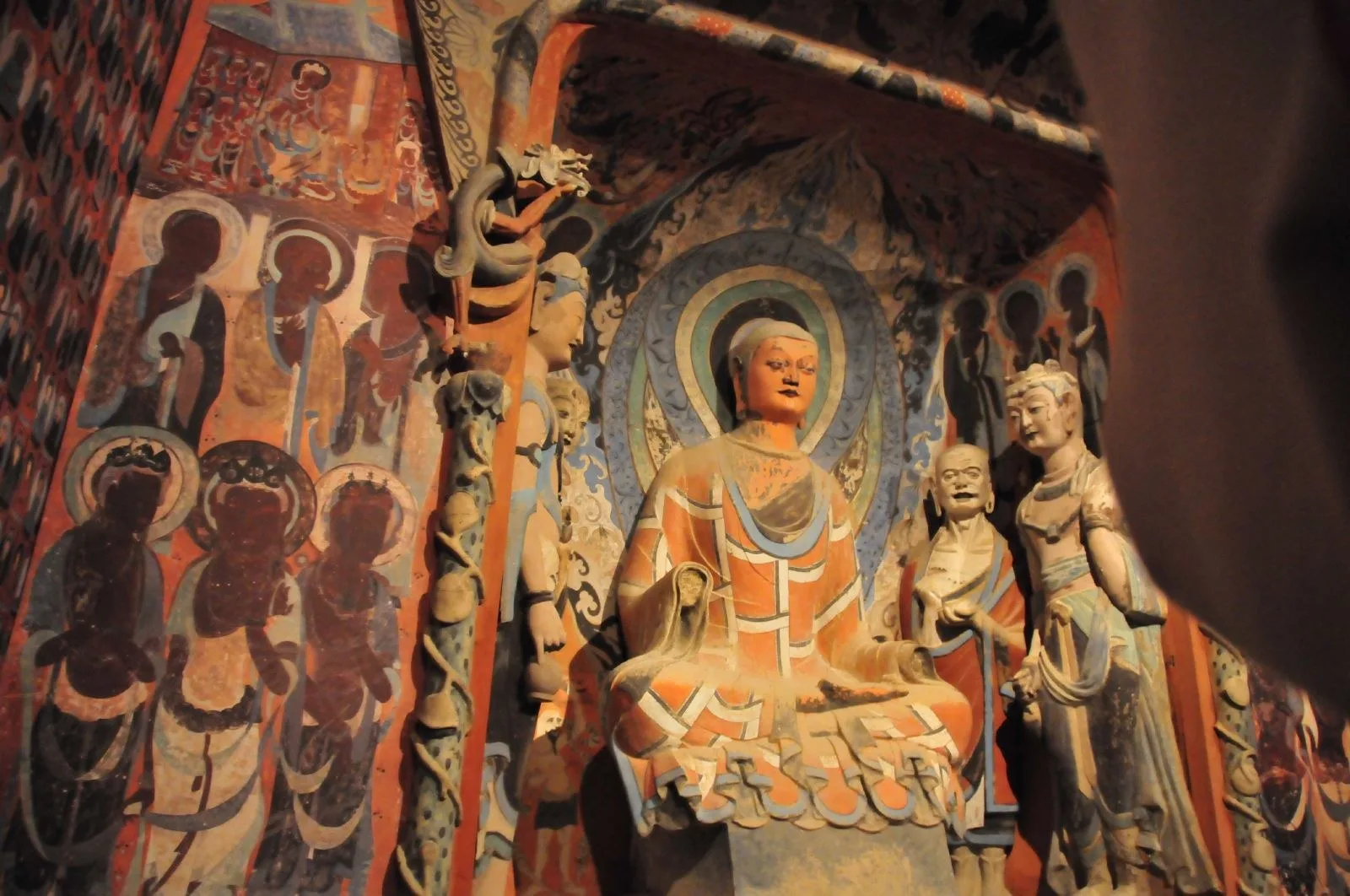 观众在展厅中看展