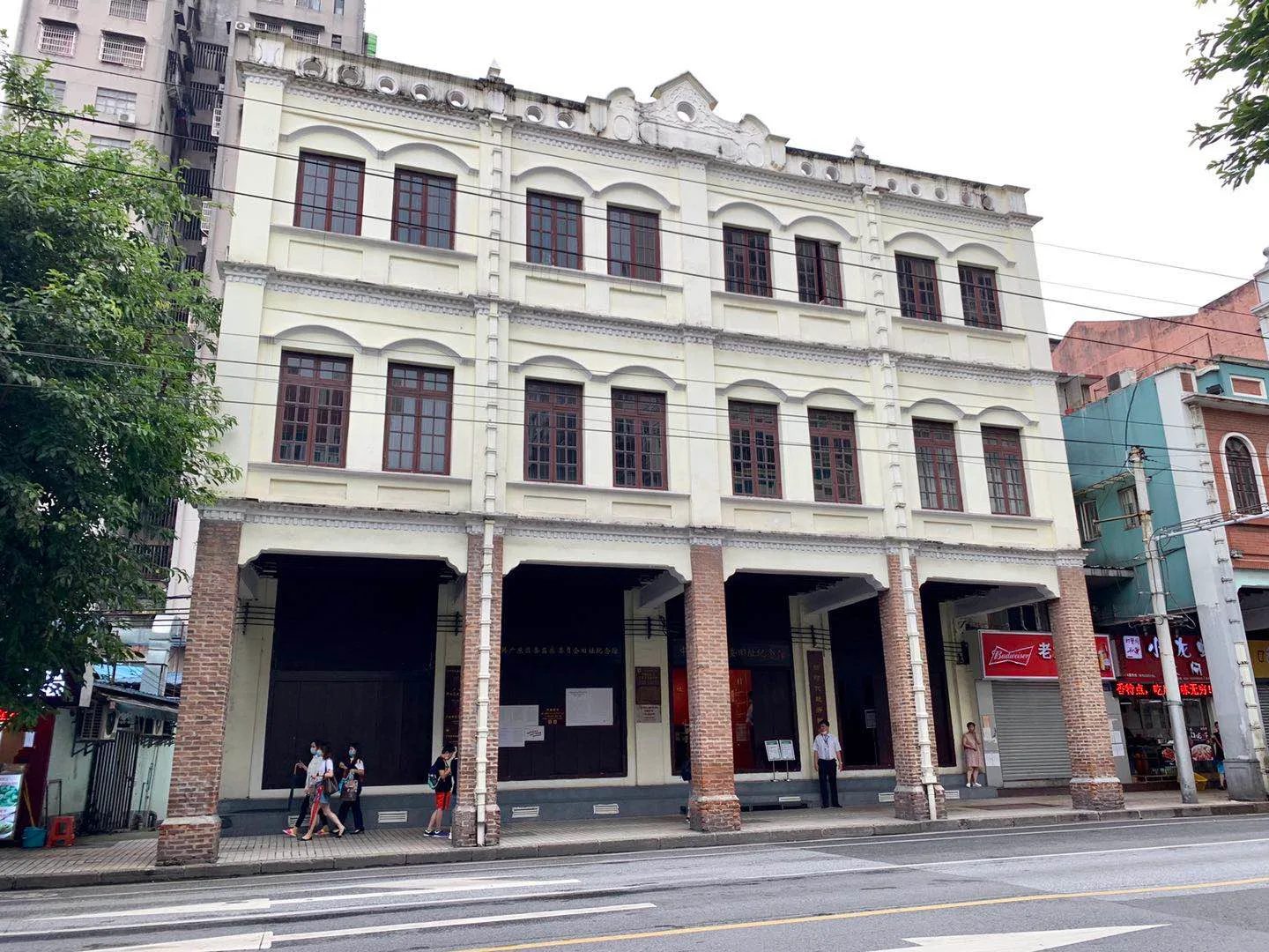 中共广东区委旧址纪念馆现参观热潮,20年党龄党员重温入党誓词