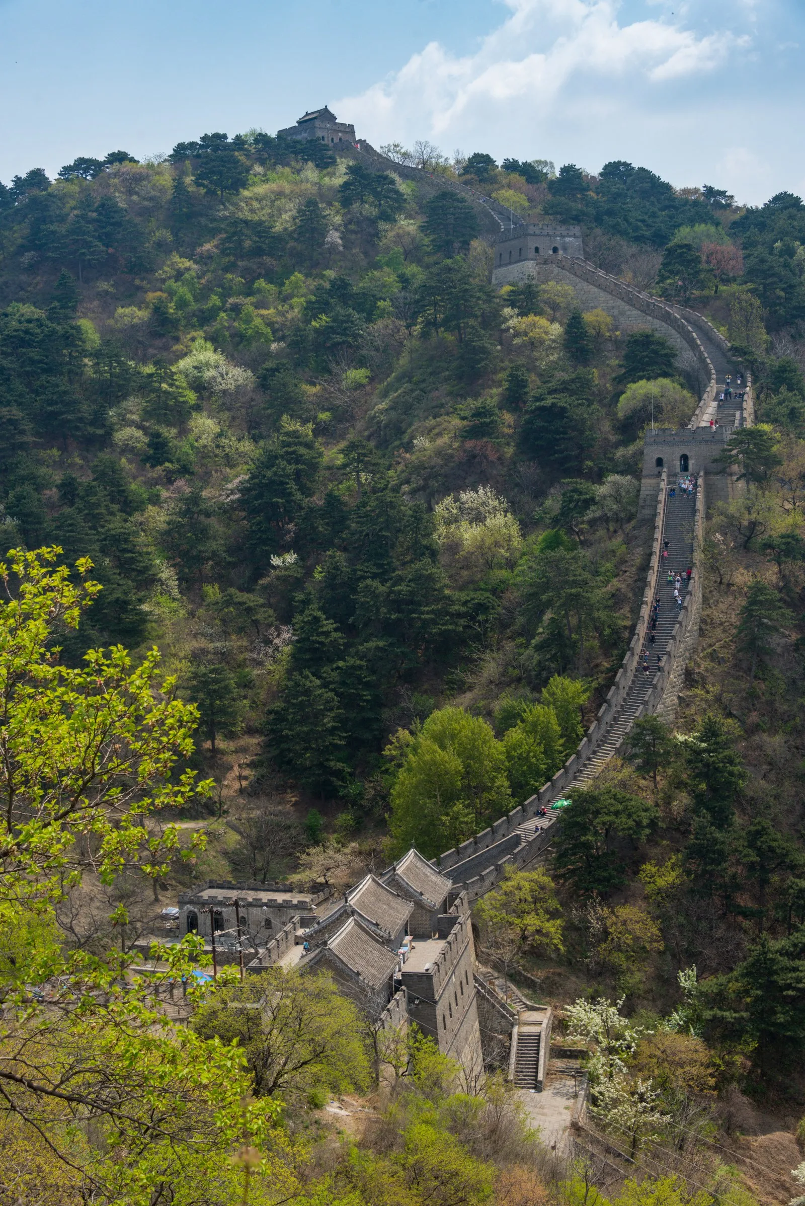 北京慕田峪长城山脊与城墙实景。